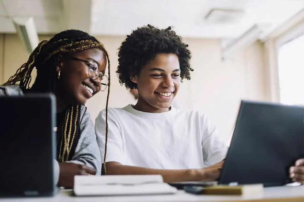 Twee mensen kijken op scherm op zoek naar een huisarts in Haarlem, Heemstede, Zandvoort, Bloemendaal, Velsen, Beverwijk, Heemskerk of Uitgeest